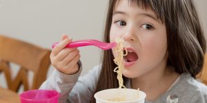 Lưu ý một số thực phẩm cần tránh cho bé ăn trước khi đi ngủ
