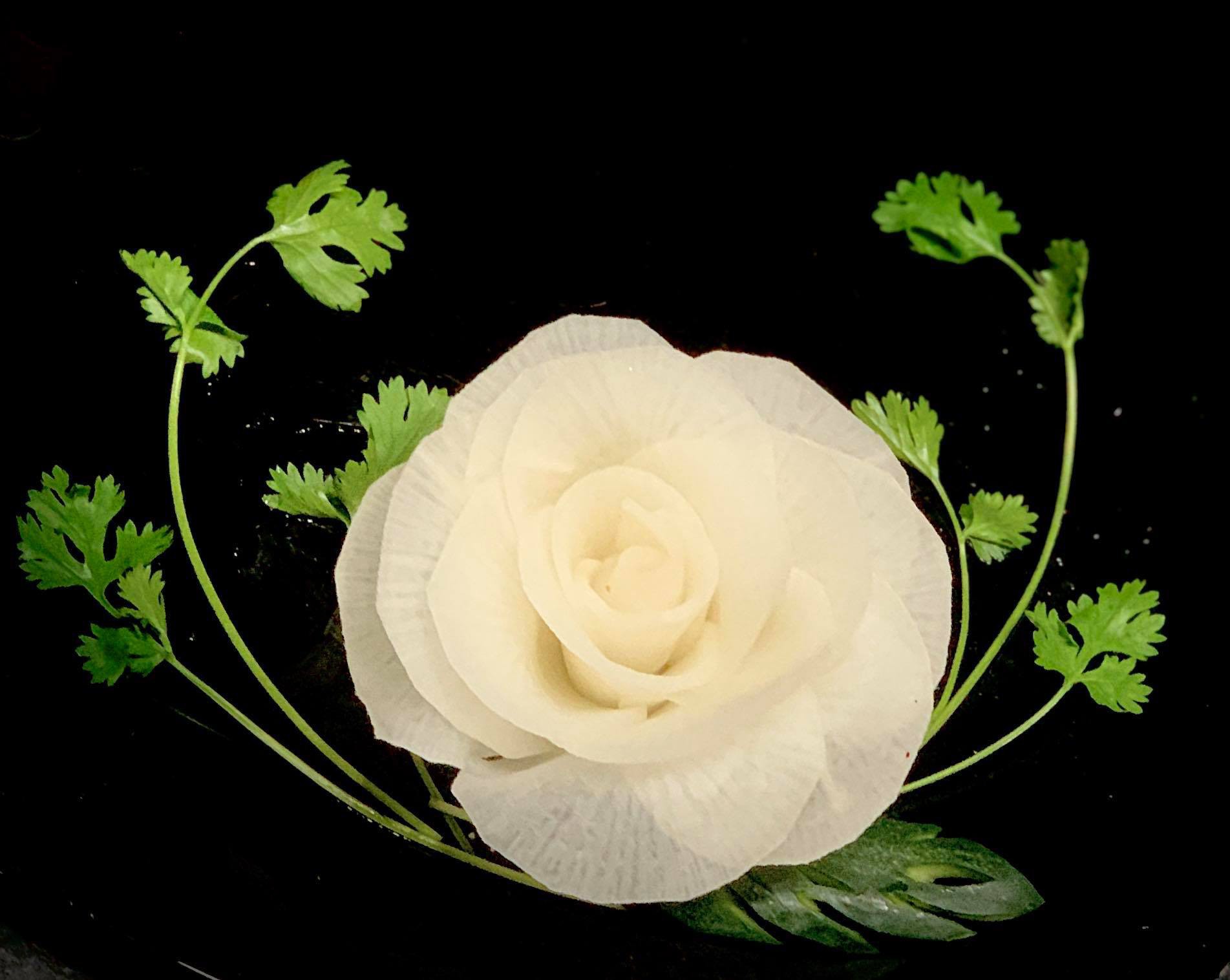 Học hai cách tỉa hoa hồng trang trí thức ăn từ củ cải